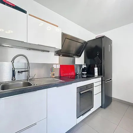 Superbe T2 Moderne Avec Terrasse, Climatisation Et Parking A - Fr-1-770-67 * La Ciotat